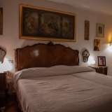 ...una camera da letto d�epoca...